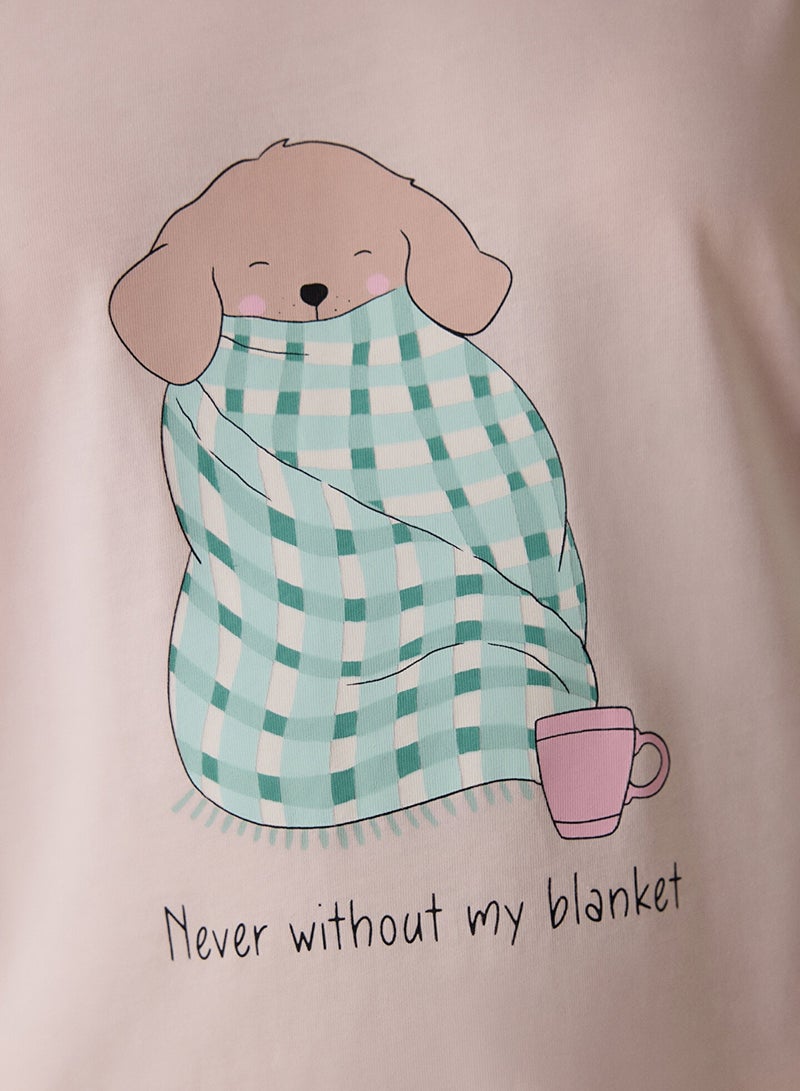 بنتي طقم بيجامة بأكمام طويلة وياقة دائرية مطبوع عليه شعار بطانية - Image 4